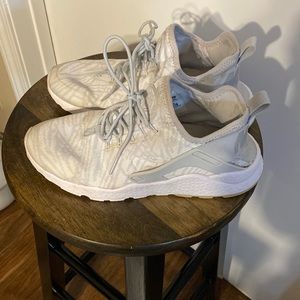 White Nike Air slip on